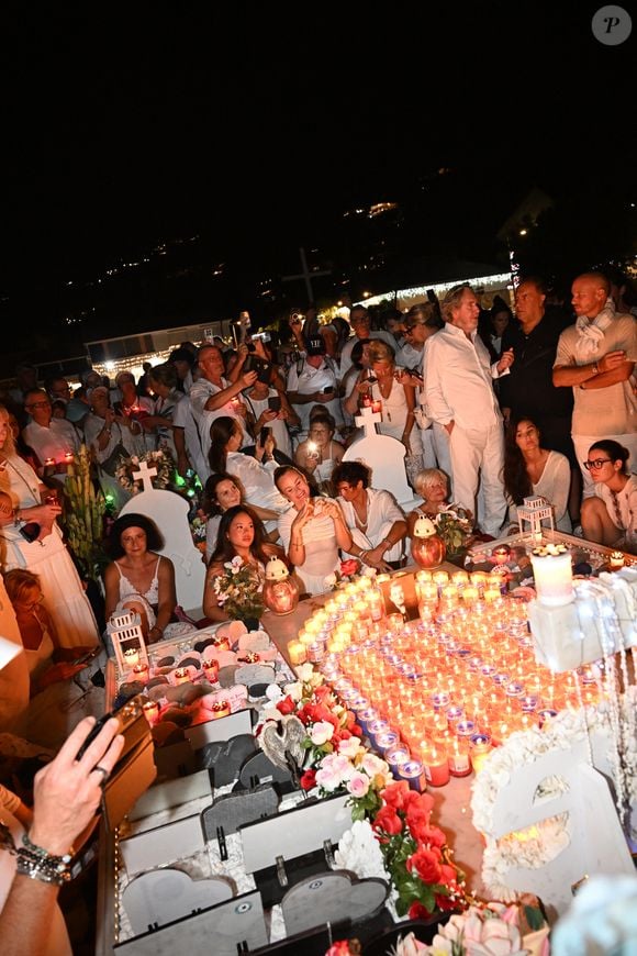 Ironie tragique du destin, cette dernière propriété de Pacific Palisades est partie en fumée lors des incendies de janvier dernier. Aujourd’hui, il n’en subsiste qu’un terrain nu.

Exclusif - Hommage de Laeticia Hallyday et de sa fille Joy pour le huitième anniversaire de la mort de Johnny Hallyday au cimetière de Lorient sur l'île de Saint-Barthélemy, Antilles françaises, France, le 5 décembre 2025. © Xavier Merchet-Thau/Bestimage