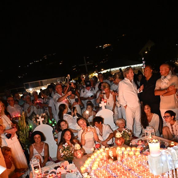 Ironie tragique du destin, cette dernière propriété de Pacific Palisades est partie en fumée lors des incendies de janvier dernier. Aujourd’hui, il n’en subsiste qu’un terrain nu.

Exclusif - Hommage de Laeticia Hallyday et de sa fille Joy pour le huitième anniversaire de la mort de Johnny Hallyday au cimetière de Lorient sur l'île de Saint-Barthélemy, Antilles françaises, France, le 5 décembre 2025. © Xavier Merchet-Thau/Bestimage