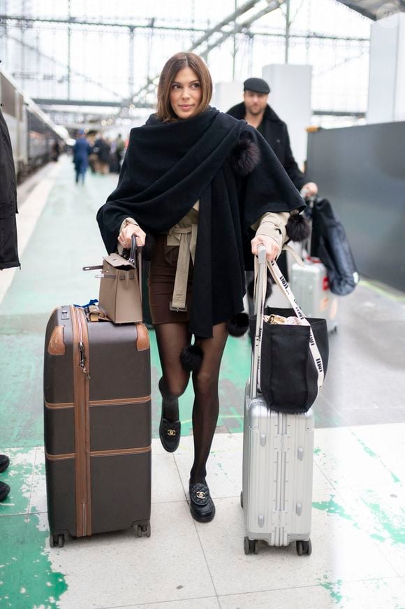 En janvier 2025, elle apparaît dans L’Agence pour trouver un appartement d’exception avec Martin Kretz.

Iris Mittenaere - Le cast de la série "Emily in Paris" arrive à la gare d'Austerlitz à Paris le 14 décembre 2025.
© Yehiel Chekroune / Bestimage