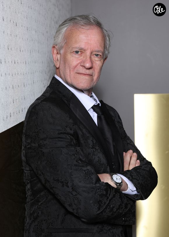 Exclusif - Francis Huster (parrain du festival et AIXcellence d'Honneur) lors d'une séance photo avant l'ouverture de la 5ème édition du Festival du Cinéma Français & Gastronomie à Aix-les-Bains, France, le 1er juin 2026. © Denis Guignebourg/Bestimage