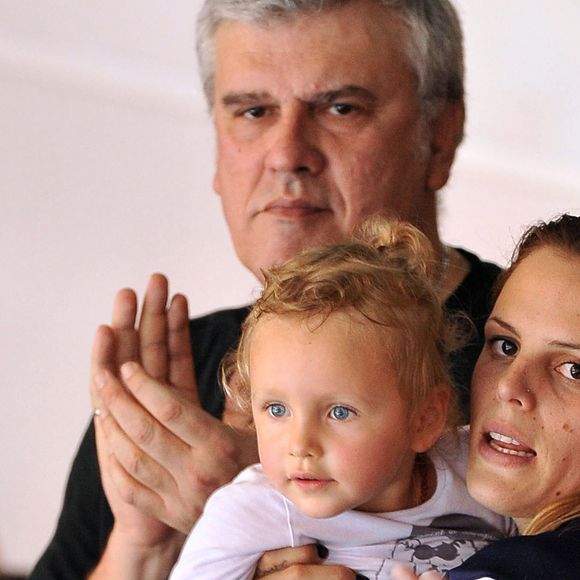 Il est bien entendu question ici de la naissance de Manon

Laure Manaudou, sa fille Manon et ses parents dans les tribunes pour assister a la victoire de l'équipe de France du relais masculin 4x50m 4 nages lors du Championnat d' Europe de Natation a Chartres le 22 novembre 2012.
Agence / Bestimage