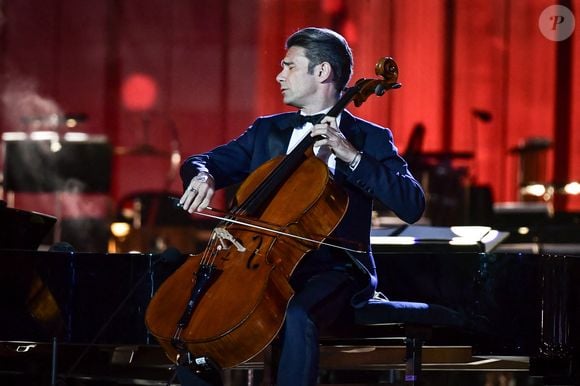 Le violoncelliste français Gautier Capucon se produit avant l'arrivée de la flamme olympique lors du relais de la flamme olympique à Paris le 14 juillet 2024. Photo par Firas Abdullah/ABACAPRESS.COM