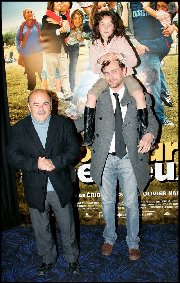 Archive - Jean-Paul Rouve, Ilona Bachelier et Jean Benguigui entouré par les enfants du film à l'avant-première de Nos Jours Heureux, au cinéma UGC Normandy. Guillaume Gaffiot/Bestimage