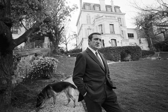 Archives - En France, Lino Ventura chez lui, dans sa maison de Saint-Cloud le 3 avril 1967. © Michel Ristroph via Bestimage