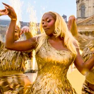 Après une longue période d'absence, Aya Nakamura a fait son grand retour ! 

Aya Nakamura chante lors de la cérémonie d'ouverture des Jeux Olympiques (JO) de Paris 2024, à Paris, France, le 26 juillet 2024. ©France 2/ Bestimage