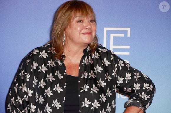 "Qui a dit : 'Le mari idéal, c'est celui qui rentre tôt, fait les courses, la vaisselle, s'occupe des enfants. On en conclut que le mari idéal, c'est la femme'", a demandé Laurent Ruquier.

Michéle Bernier de la série  Parfum du Bonheur
La 27e édition du Festival de la Fiction de La Rochelle, vendredi 19 eptembre 2025. © Christophe Aubert via Bestimage