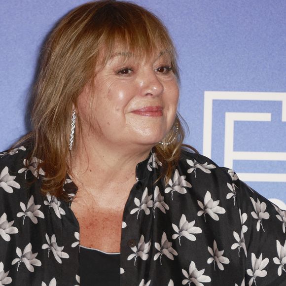 "Qui a dit : 'Le mari idéal, c'est celui qui rentre tôt, fait les courses, la vaisselle, s'occupe des enfants. On en conclut que le mari idéal, c'est la femme'", a demandé Laurent Ruquier.

Michéle Bernier de la série  Parfum du Bonheur
La 27e édition du Festival de la Fiction de La Rochelle, vendredi 19 eptembre 2025. © Christophe Aubert via Bestimage