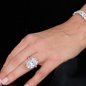 Lady Gaga arbore sa bague de fiançailles en diamant aux côtés de son fiancé Michael Polansky lors de la première de "Joker: Folie à deux" au 81ème Festival International du Film de Venise (Mostra), le 4 septembre 2024.