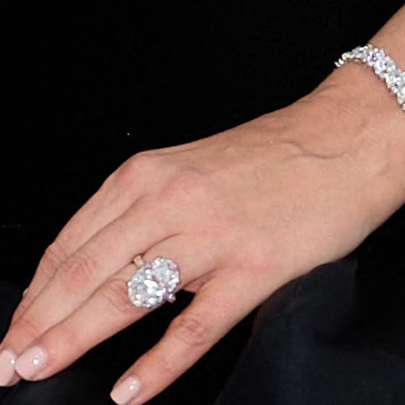 Lady Gaga arbore sa bague de fiançailles en diamant aux côtés de son fiancé Michael Polansky lors de la première de "Joker: Folie à deux" au 81ème Festival International du Film de Venise (Mostra), le 4 septembre 2024.