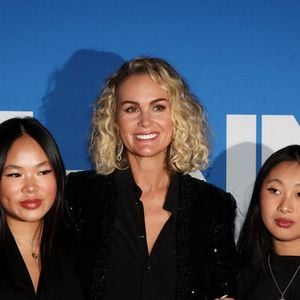 Comme chaque année, l'adolescente de 17 ans en plus de sa soeur Jade se sont envolées avec leur mère Laeticia Hallyday sur l'île de Saint-Barthélémy pour leurs congés estivaux. 

Laeticia Hallyday et ses filles Joy et Jade - Photocall du vernissage de l'exposition "Johnny Hallyday, l'exposition" au Palais des Expositions à Paris. Le 21 décembre 2023
© Dominique Jacovides / Bestimage