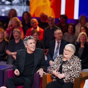 Exclusif - Julien Clerc et Josiane Balasko lors de l'enregistrement de l'émission "Famille je vous aime" présentée par M.Drucker et qui sera diffusée le 29 décembre sur France 3, au studio Rive gauche, à Paris, France, le 2 décembre 2025. © Gaffiot-Perusseau/Bestimage