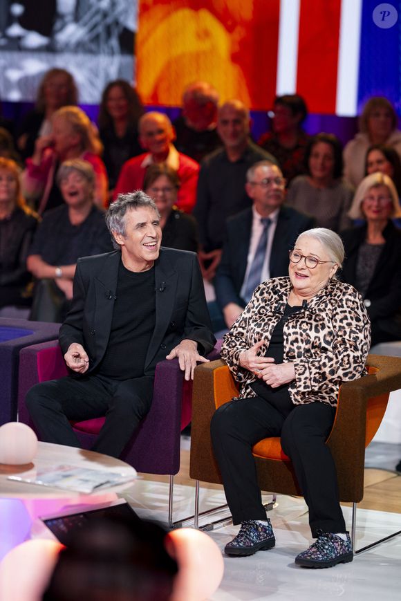 Exclusif - Julien Clerc et Josiane Balasko lors de l'enregistrement de l'émission "Famille je vous aime" présentée par M.Drucker et qui sera diffusée le 29 décembre sur France 3, au studio Rive gauche, à Paris, France, le 2 décembre 2025. © Gaffiot-Perusseau/Bestimage