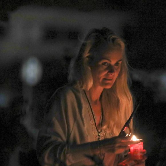 Exclusif - Arrivée samedi 16 février 2019 à Saint-Barthélemy pour les vacances scolaires des filles, Laeticia Hallyday est venue se recueillir sur la tombe de Johnny avec ses filles Jade et Joy, sa mère Françoise Thibaut et Jean Reno avec sa femme Zofia Borucka au cimetière marin de Lorient à Saint-Barthélemy. (Pour infos voir vendeur)