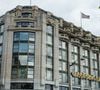 Ouvert en 2021 dans l’ancienne Samaritaine, l’établissement rejoint ainsi le cercle très fermé des 33 palaces français. 

Hôtel Cheval Blanc, situé 8 Quai du Louvre dans le 1er arrondissement de Paris, le 28/07/2025. © Jonathan Jacob/Bestimage