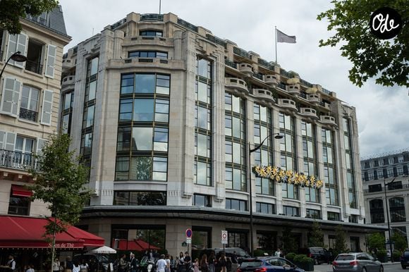 Ouvert en 2021 dans l’ancienne Samaritaine, l’établissement rejoint ainsi le cercle très fermé des 33 palaces français. 

Hôtel Cheval Blanc, situé 8 Quai du Louvre dans le 1er arrondissement de Paris, le 28/07/2025. © Jonathan Jacob/Bestimage