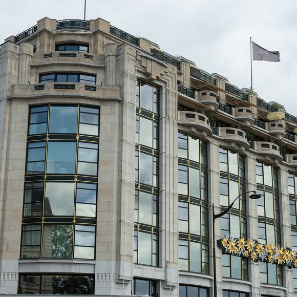 Ouvert en 2021 dans l’ancienne Samaritaine, l’établissement rejoint ainsi le cercle très fermé des 33 palaces français. 

Hôtel Cheval Blanc, situé 8 Quai du Louvre dans le 1er arrondissement de Paris, le 28/07/2025. © Jonathan Jacob/Bestimage