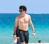 Plusieurs pièces portent la phrase emblématique “It’s like that”, souvent prononcée par Charles Leclerc.

Charles Leclerc et sa femme Alexandra Leclerc (Saint Mieux), accompagnés de leur chien, passent la journée à la plage avec des amis à Miami, le 27 avril 2026.
Backgrid USA / Bestimage