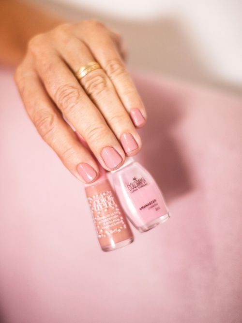 Comment faire sécher son vernis en quelques étapes simples et rapides : l’une des astuces risque de vous surprendre !