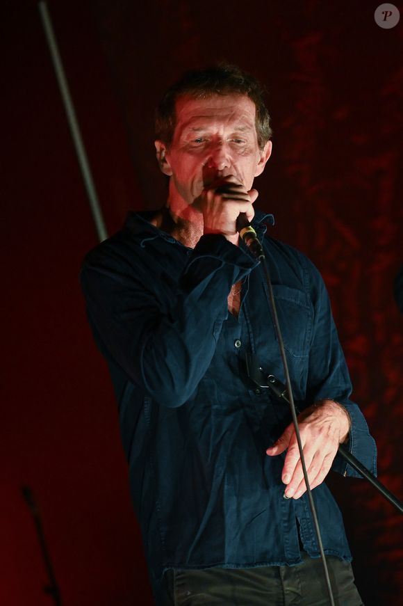 Sa voix est revenue progressivement grâce à la rééducation avec une orthophoniste.

Miossec en concert sur la scène du Grand théâtre de la Coursive lors des Francofolies de La Rochelle, le 11 juillet 2021, 25 ans après la sortie de son premier album, "Boire".
© MPP / Bestimage
