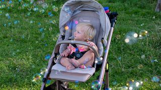 "Ça part d'une bonne intention" mais par fortes chaleurs ce geste a en fait l'effet inverse sur votre enfant, ce pompier l'affirme !