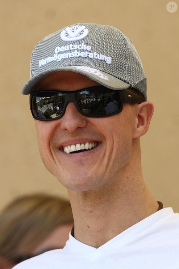 Michael Schumacher de Mercedes lors de la journée des paddocks au circuit international de Bahreïn à Sakhir, Royaume-Uni, le 11 mars 2010. Le Grand Prix de Bahreïn aura lieu le 14 mars. Photo by David Davies/PA Photos/ABACAPRESS.COM