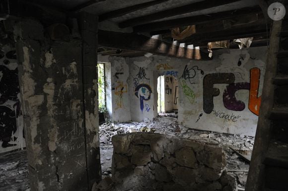 En lisière de la foret domaniale de Maurepas dans les Yvelines, la propriété achetée par l'acteur Jamel Debbouze est désormais devenue une ruine et un squat le 15 fevrier 2013.
AGENCE / BESTIMAGE