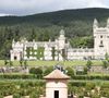 Et les membres de la Couronne n'ont pas eu d'autres choix 

Le roi Charles III d'Angleterre et la reine consort Camilla Parker Bowles à leur arrivée à l'église Crathie Kirk à Balmoral. Le 11 août 2024 GOFF INF / BESTIMAGE