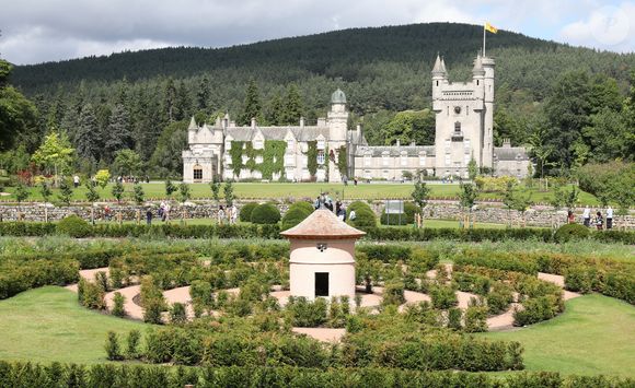 Et les membres de la Couronne n'ont pas eu d'autres choix 

Le roi Charles III d'Angleterre et la reine consort Camilla Parker Bowles à leur arrivée à l'église Crathie Kirk à Balmoral. Le 11 août 2024 GOFF INF / BESTIMAGE