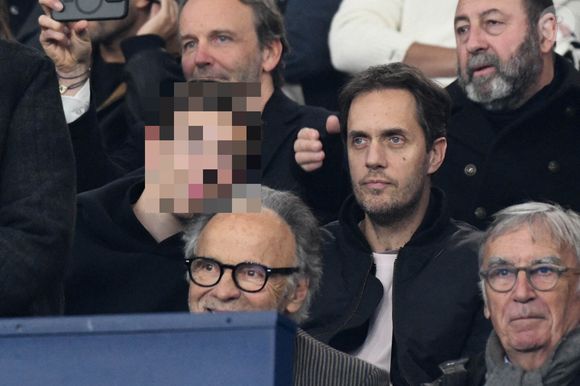 D'autres stars étaient présentes, à l'instar de Sabrina Ouazani, Maxime Biaggi ou encore Oli, sans son frère Bigflo.

Kad Merad, Grand Corps Malade et Michel Denisot assistent au match de Ligue des Champions PSG vs. Bayern Munich, Paris, France le 4 novembre 2025. Photo by Florian Poitout/ABACAPRESS.COM