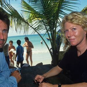 Elle apparaît aussi dans Les Bronzés font du ski dans le rôle de l’ex-femme de Popeye, interprété par Thierry Lhermitte

Archives - Sur le tournage de "Mon Zénith à moi au Vénézuela", dans le cadre exotique de l'ile de Coche sur la mer des Caraïbes :  Thierry Lhermitte, très bronzé, assis face à sa femme Hélène, devant un fond de palmes et de mer des caraïbes.
© Alain Canu via Bestimage