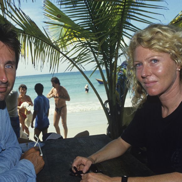 Elle apparaît aussi dans Les Bronzés font du ski dans le rôle de l’ex-femme de Popeye, interprété par Thierry Lhermitte

Archives - Sur le tournage de "Mon Zénith à moi au Vénézuela", dans le cadre exotique de l'ile de Coche sur la mer des Caraïbes :  Thierry Lhermitte, très bronzé, assis face à sa femme Hélène, devant un fond de palmes et de mer des caraïbes.
© Alain Canu via Bestimage
