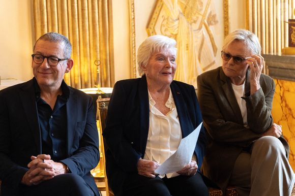 Dany Boon, Line Renaud et Muriel Robin lors de la réception au ministère de la Culture, Line Renaud a remis à la ministre la lettre par laquelle elle faisait don de ses archives à l'Etat. Certaines pièces ont été exposées dans des vitrines pour l'occasion à Paris, France, le 12 mai 2025. Photo par Alexis Jumeau/ABACAPRESS.COM