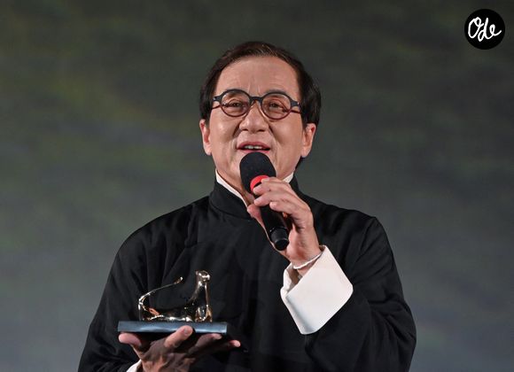 Jackie Chan sur le tapis rouge du Festival du film de Locarno 2025, en Suisse, à l'occasion de la remise du Pardo d'honneur récompensant l'ensemble de sa carrière.
© Nick Zonna/IPA via ZUMA Press / Bestimage