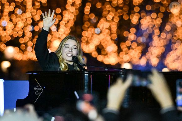 Le premier, intitulé "Tout se casse", a été écrit et composé par la chanteuse Santa. Si ce titre, qui sera diffusé huit fois par jour sur ICI, est celui qui sera mis en avant...

La chanteuse française Santa se produit lors du dévoilement des lumières de Noël des Champs Elysées à Paris, le 24 novembre 2024. Photo by Firas Abdullah/ABACAPRESS.COM