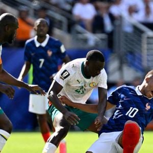 Le Sénégalais Mory Diaw (au centre) et le Français Kylian Mbappé (à droite) se disputent le ballon lors d'un match de phase de poules de la Coupe du monde masculine de la FIFA 2026 opposant le Brésil au Maroc au New York New Jersey Stadium, à East Rutherford, le 16 juin 2026 - Match de groupe I « France - Sénégal (3-1) » lors de la Coupe du monde de la FIFA 2026 (FIFA World Cup 2026) le 16 juin 2026. © PsnewZ/Bestimage