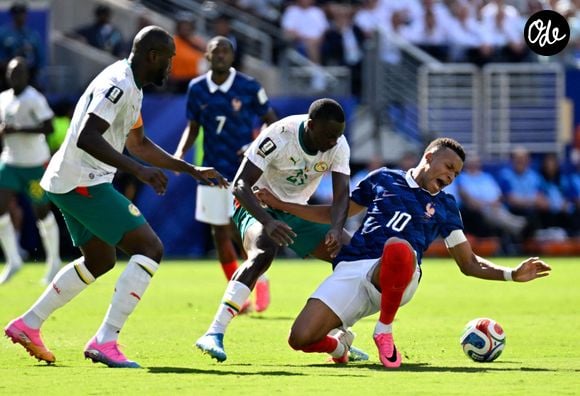 Le Sénégalais Mory Diaw (au centre) et le Français Kylian Mbappé (à droite) se disputent le ballon lors d'un match de phase de poules de la Coupe du monde masculine de la FIFA 2026 opposant le Brésil au Maroc au New York New Jersey Stadium, à East Rutherford, le 16 juin 2026 - Match de groupe I « France - Sénégal (3-1) » lors de la Coupe du monde de la FIFA 2026 (FIFA World Cup 2026) le 16 juin 2026. © PsnewZ/Bestimage