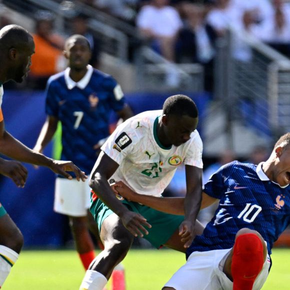 Le Sénégalais Mory Diaw (au centre) et le Français Kylian Mbappé (à droite) se disputent le ballon lors d'un match de phase de poules de la Coupe du monde masculine de la FIFA 2026 opposant le Brésil au Maroc au New York New Jersey Stadium, à East Rutherford, le 16 juin 2026 - Match de groupe I « France - Sénégal (3-1) » lors de la Coupe du monde de la FIFA 2026 (FIFA World Cup 2026) le 16 juin 2026. © PsnewZ/Bestimage