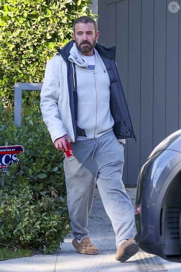 Ben Affleck avait dû être évacué et a trouvé refuge chez son ex-femme Jennifer Garner...

Los Angeles, CA - Ben Affleck a été aperçu à l'extérieur de sa maison de Brentwood, visiblement préoccupé par les incendies de forêt qui continuent de faire rage en Californie. L'acteur reste proche des zones touchées par les incendies, alors que les conditions météorologiques sont toujours menaçantes.