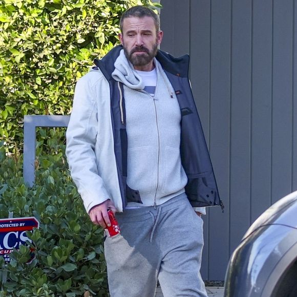 Ben Affleck avait dû être évacué et a trouvé refuge chez son ex-femme Jennifer Garner...

Los Angeles, CA - Ben Affleck a été aperçu à l'extérieur de sa maison de Brentwood, visiblement préoccupé par les incendies de forêt qui continuent de faire rage en Californie. L'acteur reste proche des zones touchées par les incendies, alors que les conditions météorologiques sont toujours menaçantes.