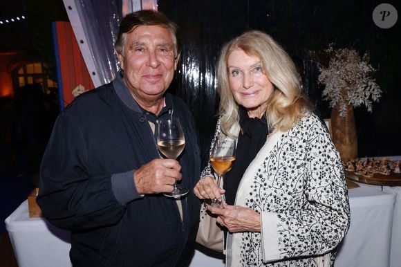Avec le maire de la ville, il nous raconte à quoi ressemble la vie de l'animateur dans le Sud.

Jean-Pierre Foucault et son épouse Evelyne Jarre assistent au FESTIFF (Festival du CINEMA FeelGood) à L'Isle sur la Sorgue, France, le 12 octobre 2025. Photo par Jerome Domine/ABACAPRESS.COM