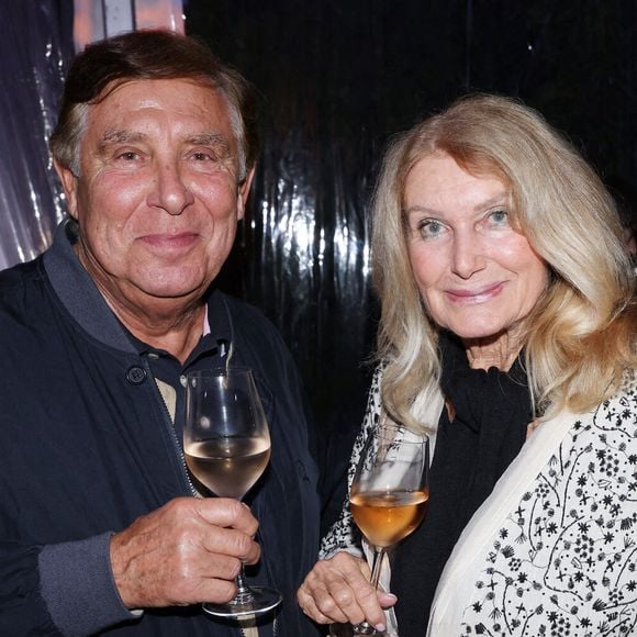 Avec le maire de la ville, il nous raconte à quoi ressemble la vie de l'animateur dans le Sud.

Jean-Pierre Foucault et son épouse Evelyne Jarre assistent au FESTIFF (Festival du CINEMA FeelGood) à L'Isle sur la Sorgue, France, le 12 octobre 2025. Photo par Jerome Domine/ABACAPRESS.COM