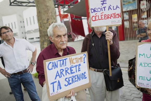 Des manifestants se rassemblent devant la salle de concert du Zénith à Paris, le 7 juin 2018, pour protester contre un concert de la star du rock français Bertrand Cantat, qui a été condamné pour avoir tué sa compagne l'actrice française Marie Trintignant en 2003.  Photo par Raphaël Lafargue/ABACAPRESS.COM