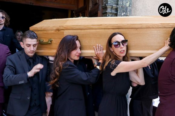 Une réussite particulière pour celle qui n’avait révélé leur lien familial qu’après le décès de l’actrice.

Alexandra Marin (fille de Jacques-Henri Marin et de Chantal Nobel), Lou Elsener (@louloukitchen, petite fille de la défunte) lors de la cérémonie d’obsèques de Chantal Nobel en l’église Notre-Dame de l'Assomption à Ramatuelle, le 7 mai 2026. © Franz Chavaroche/Bestimage