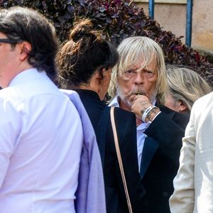 Le chanteur Renaud (Renaud Séchan) et Cerise (de son vrai prénom Christine) - Mariage d'Hugues Aufray et de Murielle Mégevand à la mairie de Marly-Le Roy, France, le 2 septembre 2023.
 ©Agence / Bestimage