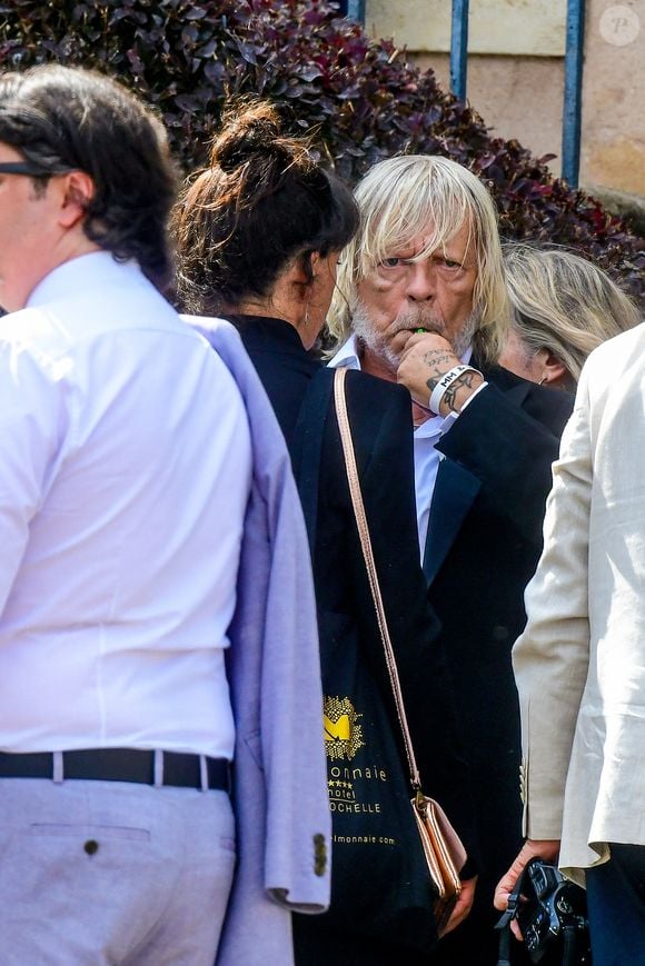 Le chanteur Renaud (Renaud Séchan) et Cerise (de son vrai prénom Christine) - Mariage d'Hugues Aufray et de Murielle Mégevand à la mairie de Marly-Le Roy, France, le 2 septembre 2023.
 ©Agence / Bestimage