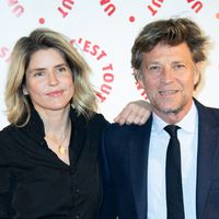 Laurent Delahousse et Alice Taglioni s'offrent une sortie au coeur de Paris : le couple rayonne entouré de Mathilde Seigner et Bruno Solo