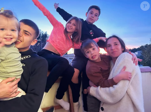 Sauf que cette nouvelle grossesse, elle ne la sent pas.

Elsa Laforce, à la tête d'une fratrie de cinq enfants dans "Familles nombreuses, la vie en XXL" sur TF1.