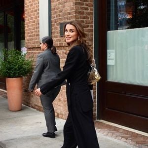 Apparue pour la première fois avec la pièce Iconic (ancien Jappeloup), Rania a fait décoller les ventes et récidivé en se dévoilant avec une seconde pièce baptisé Côme

EXCLUSIF New York - Sa Majesté la Reine Rania est éblouissante dans un ensemble chic de créateur lors de sa sortie à New York.
Backgrid USA / Bestimage


Sur la photo : Queen Rania