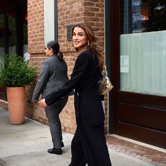 Apparue pour la première fois avec la pièce Iconic (ancien Jappeloup), Rania a fait décoller les ventes et récidivé en se dévoilant avec une seconde pièce baptisé Côme

EXCLUSIF New York - Sa Majesté la Reine Rania est éblouissante dans un ensemble chic de créateur lors de sa sortie à New York.
Backgrid USA / Bestimage


Sur la photo : Queen Rania