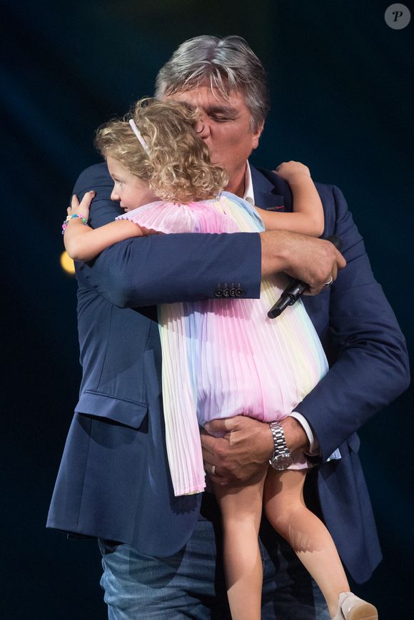 David Douillet et sa fille Blanche lors de l'enregistrement de l'émission "La Chanson secrète 7 " à la Scène musicale à Paris, diffusée le 15 janvier 2021 sur TF1. Crédit Gaffiot-Moreau / Bestimage
